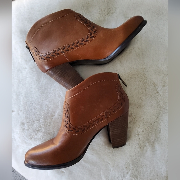 UGG Woman's Leather Charlotte Ankle Boots - Picture 3 of 16